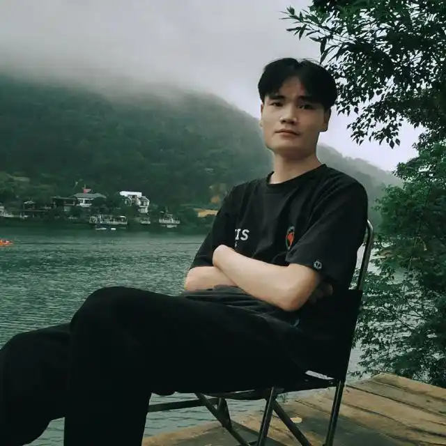 Portrait of Linh Bùi